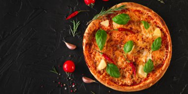 Pizza, ananas, tavuk, domates sosu, peynir, fesleğen (pizza malzemeleri). Hawai pizza. Üstten görünüm. kopya alanı