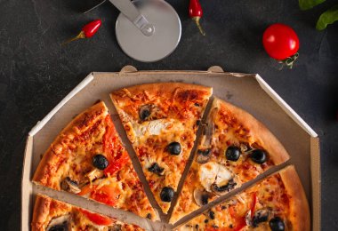 pizza, mantar, zeytin, tavuk, domates sosu, peynir, (pizza malzemeleri). Sıcak pizza. Üst Manzara. Boşluğu kopyala