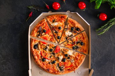 pizza, mantar, zeytin, tavuk, domates sosu, peynir, (pizza malzemeleri). Sıcak pizza. Üst Manzara. Boşluğu kopyala