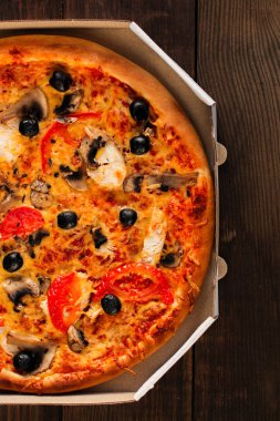 pizza, mantar, zeytin, tavuk, domates sosu, peynir, (pizza malzemeleri). Sıcak pizza. Üst Manzara. Boşluğu kopyala