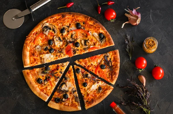 pizza, mantar, zeytin, tavuk, domates sosu, peynir, (pizza malzemeleri). Sıcak pizza. Üst Manzara. Boşluğu kopyala