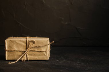 Hediye kutusu, şerit - Kraft Paper(dark background). üstten görünüm, kopya girintili