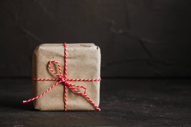 Hediye kutusu, şerit - Kraft Paper(dark background). üstten görünüm, kopya girintili