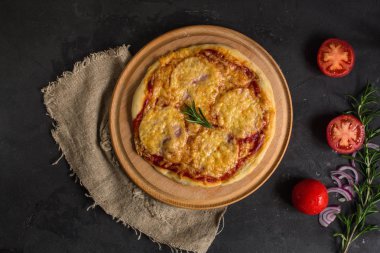 Pizza, hamur, malzemeler, biberli, peynirli, toatny sos (pişirme işlemi). Kopya alanı ile üstten görünüm