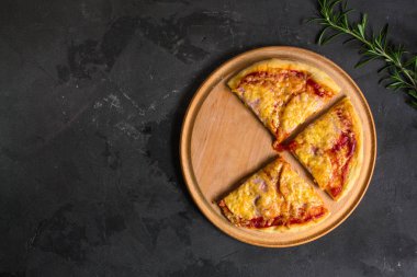 Pizza, hamur, malzemeler, biberli, peynirli, toatny sos (pişirme işlemi). Kopya alanı ile üstten görünüm