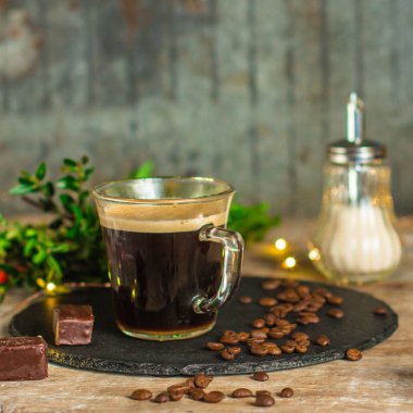 (süt ve baharat ile) şeffaf bir kupa kahve. Üstten görünüm. kopya alanı