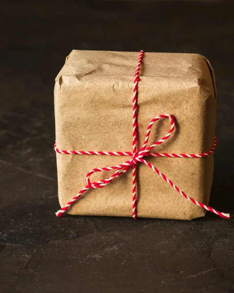 Díszdobozban Szalaggal Kraft Paper Dark Background Felülnézet Másolás Spac — Stock Fotó