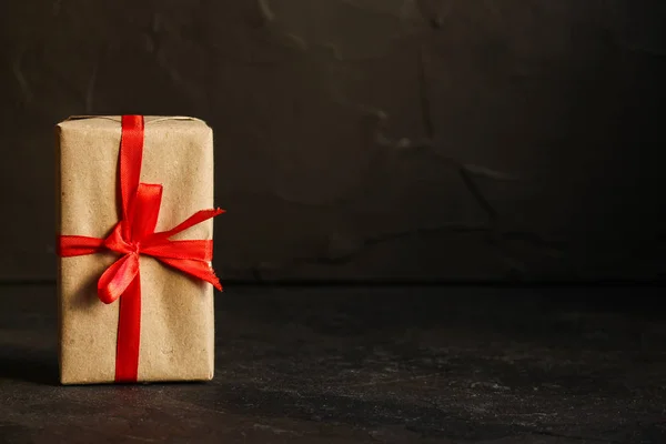 Díszdobozban Szalaggal Kraft Paper Dark Background Felülnézet Másolás Spac — Stock Fotó