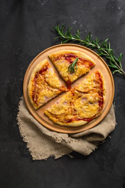 Pizza, hamur, malzemeler, biberli, peynirli, toatny sos (pişirme işlemi). Kopya alanı ile üstten görünüm