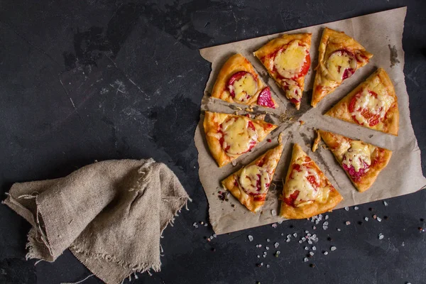 Pizzu Těsto Ingredience Feferonky Sýr Toatny Omáčka Technické Údaje Pohled — Stock fotografie