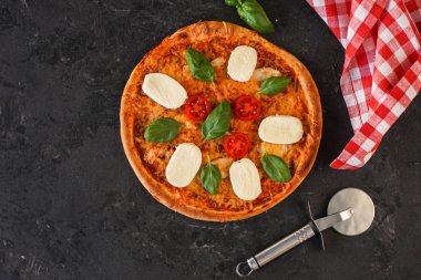 Pizza, brokoli, domates sosu, peynir. Gıda arka plan