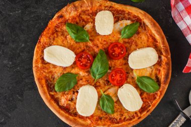 Pizza, brokoli, domates sosu, peynir. Gıda arka plan