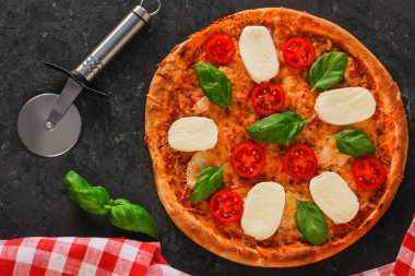 Pizza, brokoli, domates sosu, peynir. Gıda arka plan