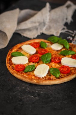 Pizza, brokoli, domates sosu, peynir. Gıda arka plan