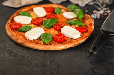 Pizza, brokoli, domates sosu, peynir. Gıda arka plan