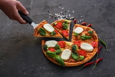 Pizza, brokoli, domates sosu, peynir. Gıda arka plan