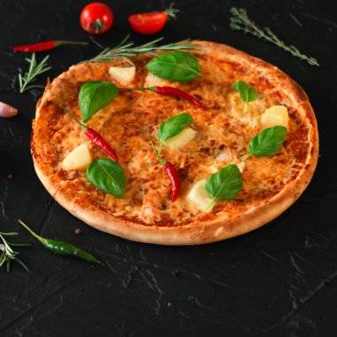 Pizza, brokoli, domates sosu, peynir. Gıda arka plan