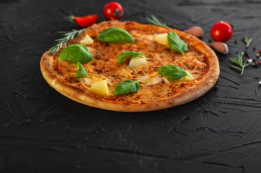 Pizza, brokoli, domates sosu, peynir. Gıda arka plan