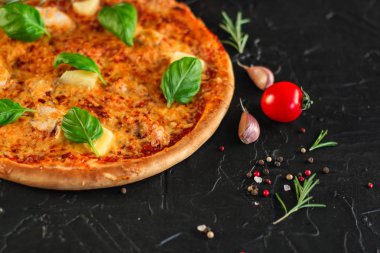 Pizza, brokoli, domates sosu, peynir. Gıda arka plan