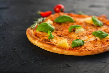 Pizza, brokoli, domates sosu, peynir. Gıda arka plan