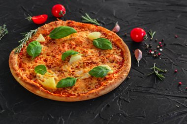 Pizza, brokoli, domates sosu, peynir. Gıda arka plan