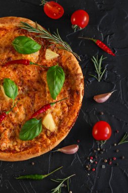 Pizza, brokoli, domates sosu, peynir. Gıda arka plan