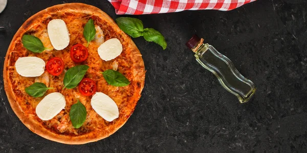 Pizza, brokoli, domates sosu, peynir. Gıda arka plan