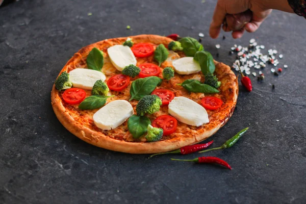 Pizza Brócolis Molho Tomate Queijo Fundo Alimentar — Fotografia de Stock