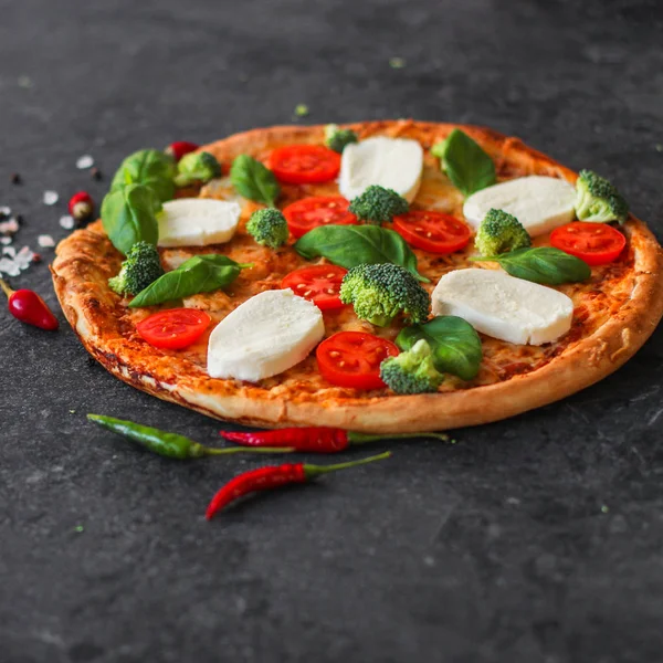 Pizza, brokoli, domates sosu, peynir. Gıda arka plan