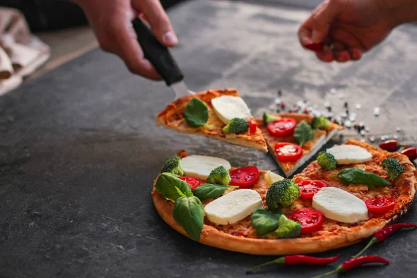 Pizza Broccoli Salsa Pomodoro Formaggio Sfondo Cibo — Foto Stock