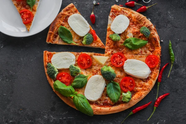 Pizza Brócolis Molho Tomate Queijo Fundo Alimentar — Fotografia de Stock