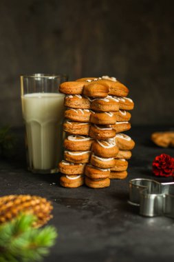 Zencefilli kurabiye adam - el yapımı kabartma (tatlı kurabiye). Yeni Yılınız Kutlu Olsun. Gıda arka plan