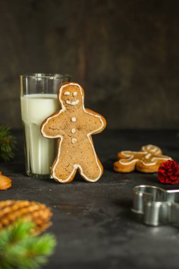 Zencefilli kurabiye adam - el yapımı kabartma (tatlı kurabiye). Yeni Yılınız Kutlu Olsun. Gıda arka plan