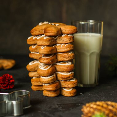 Zencefilli kurabiye adam - el yapımı kabartma (tatlı kurabiye). Yeni Yılınız Kutlu Olsun. Gıda arka plan