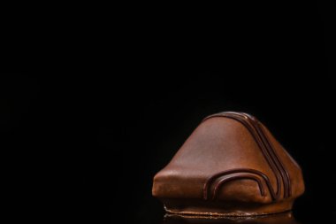 şeker, çikolata, dolgu, krem, kahve (siyah arka plan). Gıda arka plan. kopya alanı