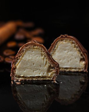 şeker, çikolata, dolgu, krem, kahve (siyah arka plan). Gıda arka plan. kopya alanı