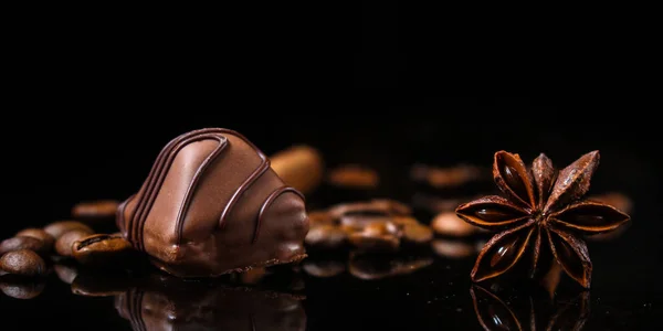 Caramelos Chocolate Relleno Crema Café Fondo Negro Antecedentes Alimenticios Espacio — Foto de Stock