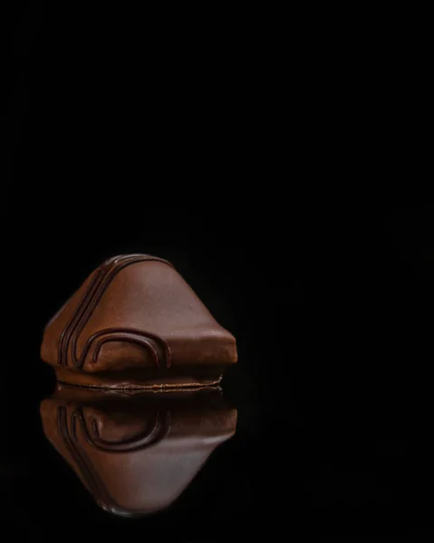 Bonbons Schokolade Füllstoff Sahne Kaffee Schwarzer Hintergrund Lebensmittel Hintergrund Kopierraum — Stockfoto