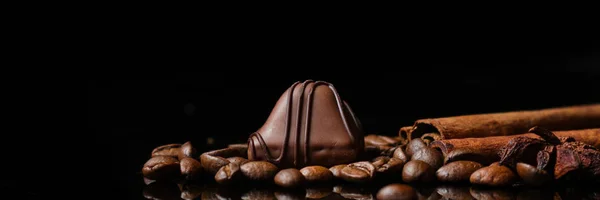 Doces Chocolate Enchimento Creme Café Fundo Preto Fundo Comida Espaço — Fotografia de Stock