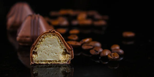 Výplň Smetana Bonbóny Čokoláda Káva Černé Pozadí Jídlo Pozadí Kopie — Stock fotografie