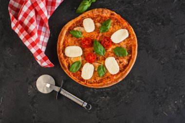 Pizza, ananas, tavuk, domates sos, sebze, fesleğen (pizza malzemeleri). Gıda arka plan. kopya alanı