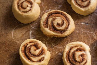 tarçınlı çörek - pişirme işlemi Cinnabon. (gıda arka plan). kopya alanı