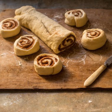 tarçınlı çörek - pişirme işlemi Cinnabon. (gıda arka plan). kopya alanı