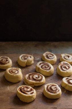 tarçınlı çörek - pişirme işlemi Cinnabon. (gıda arka plan). kopya alanı