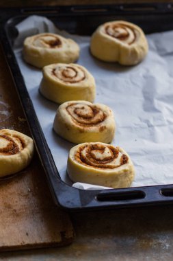 tarçınlı çörek - pişirme işlemi Cinnabon. (gıda arka plan). kopya alanı