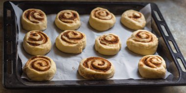 tarçınlı çörek - pişirme işlemi Cinnabon. (gıda arka plan). kopya alanı