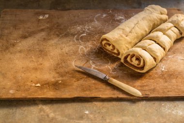 tarçınlı çörek - pişirme işlemi Cinnabon. (gıda arka plan). kopya alanı