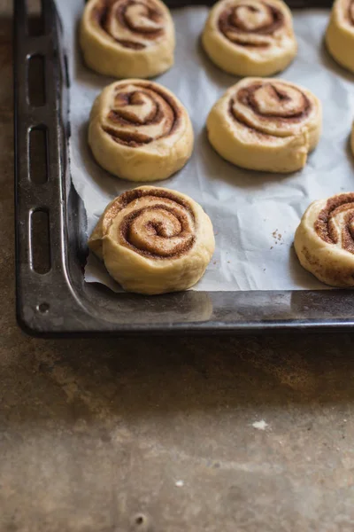 Kaneel Broodjes Cinnabon Koken Proces Voedsel Achtergrond Kopie Ruimte — Stockfoto