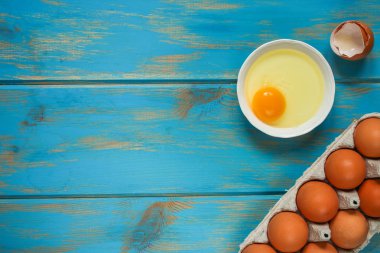 kırık (beyaz, yumurta sarısı, yumurta kabuğu) yumurta. Üstten görünüm. kopya alanı