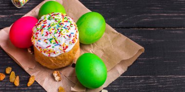 Paskalya kek ve Paskalya yumurtası. Mutlu Paskalyalar! (geleneksel dekorasyon ve muamele etmek) Paskalya gıda. Uzay kopyalayın. üstten görünüm